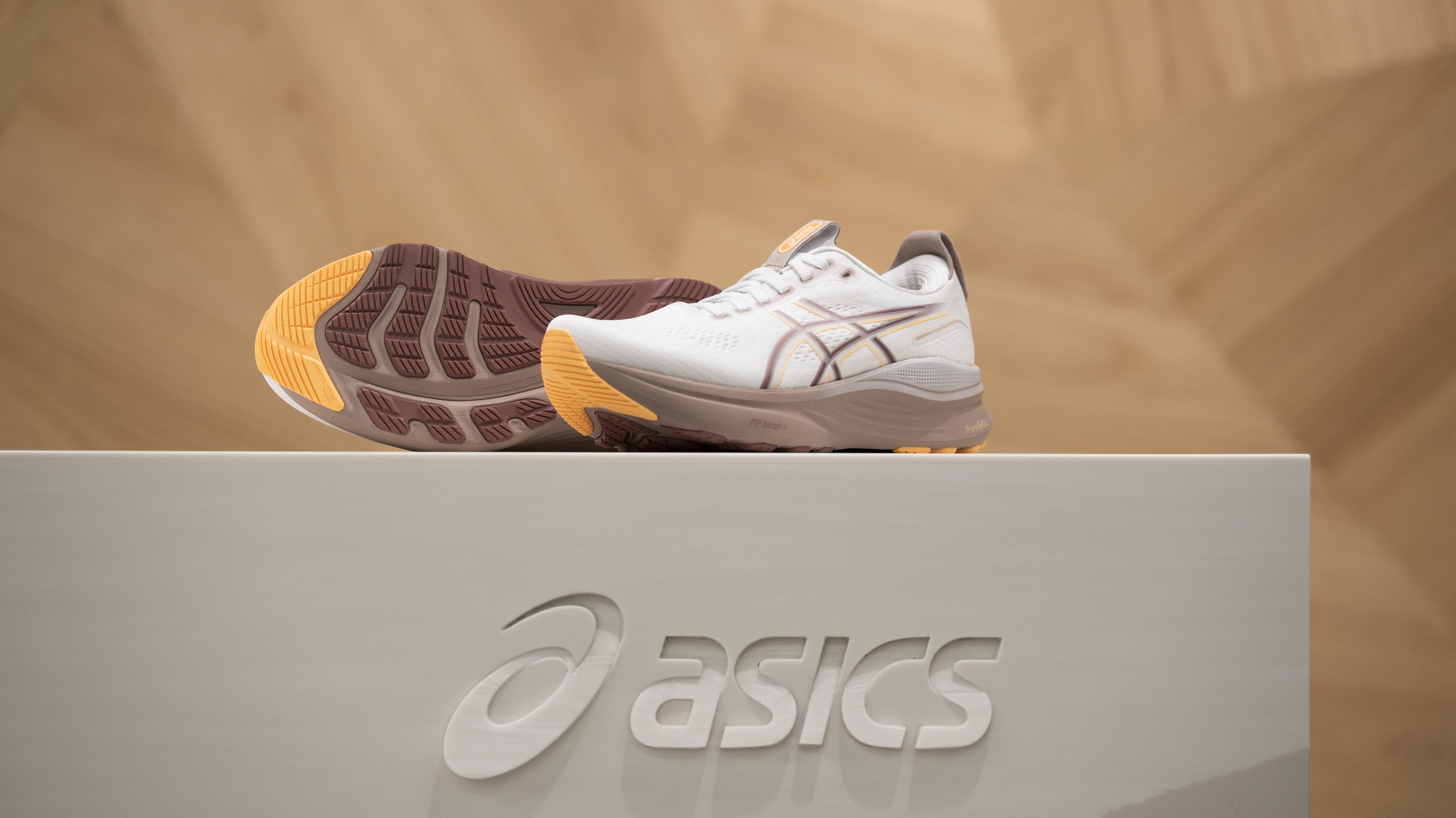 R.M Monthly Authentics：初めてでも間違いないランニングシューズ選び。《アシックス　ゲルカヤノ３２》前編